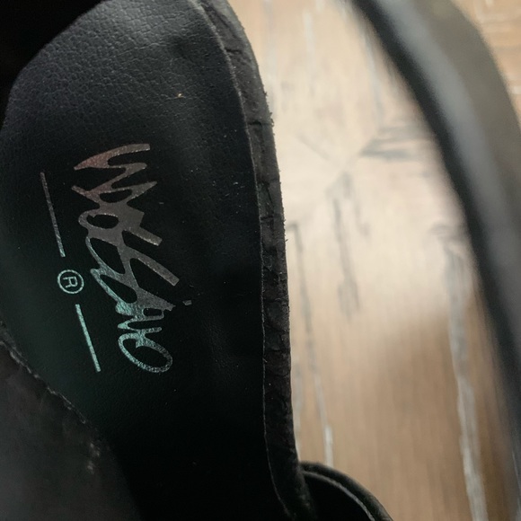 Black ankle boots with pointed toe and open back. - Picture 11 of 11